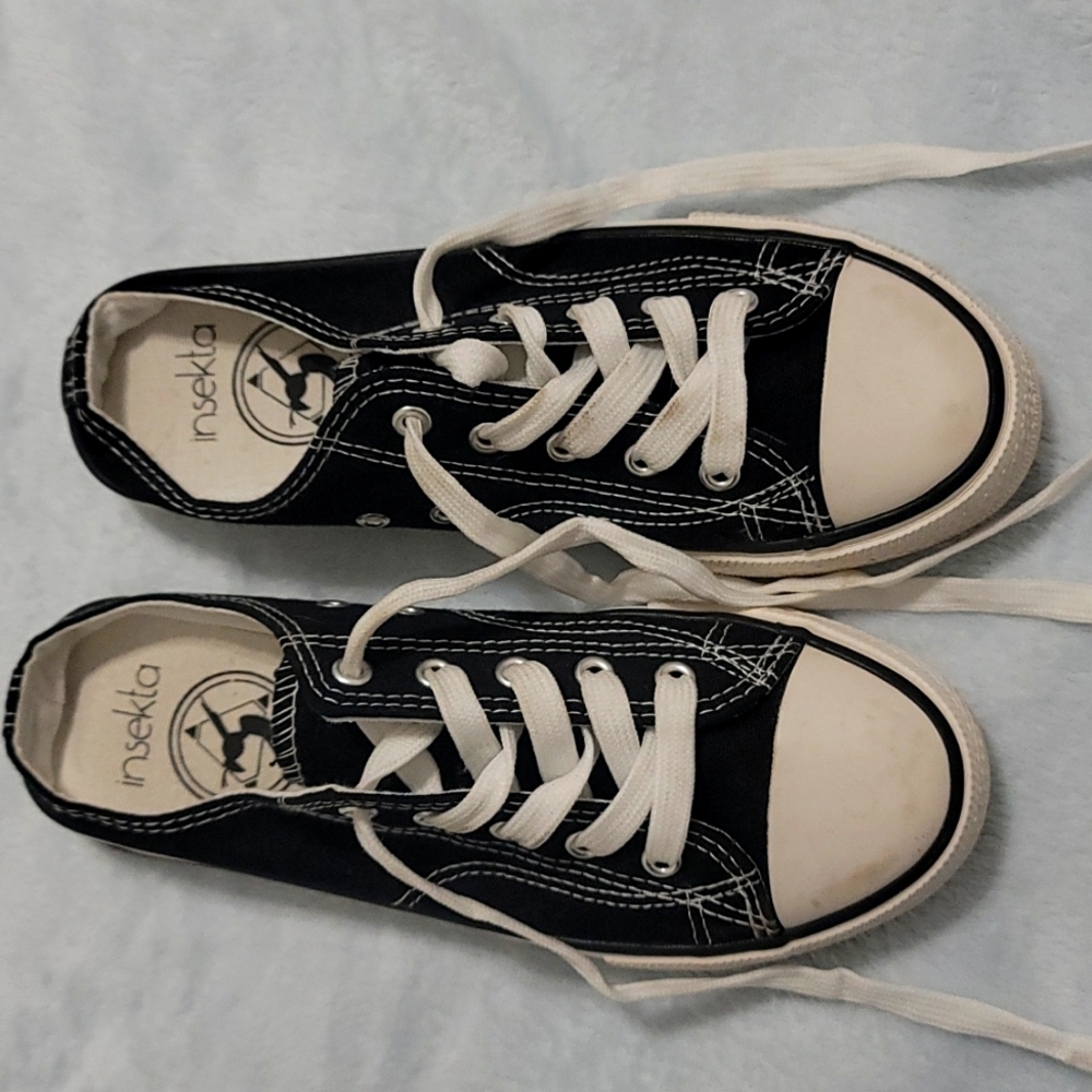 Insekta slip-on sneakers size 8 US